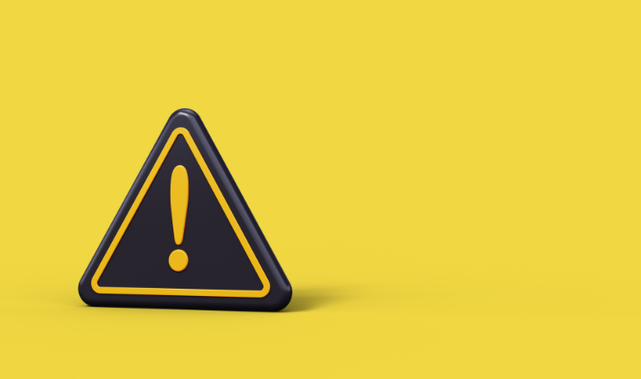 心と身体の不調を警告するように置かれた、黄色背景の警告マークのブロック